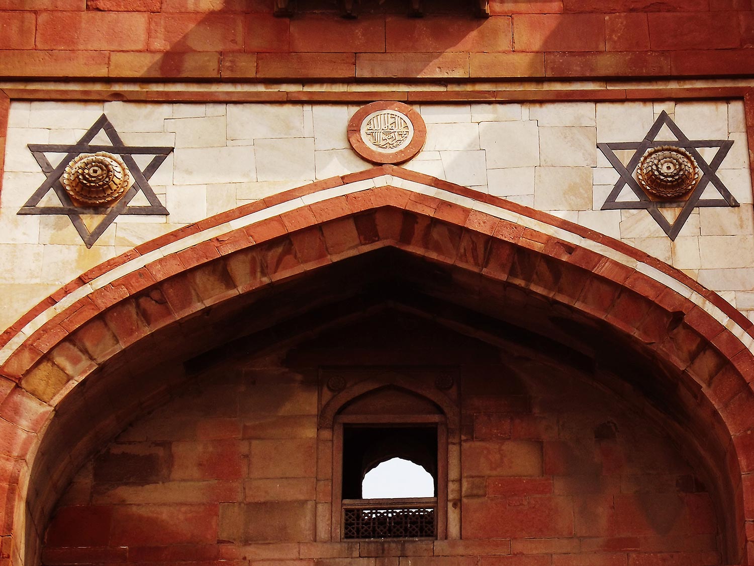 A Farbound.Net photo showing the Hexagonal symbol known as the Najmat Dawud ornamenting a gateway of the citadel of Dinpanah.