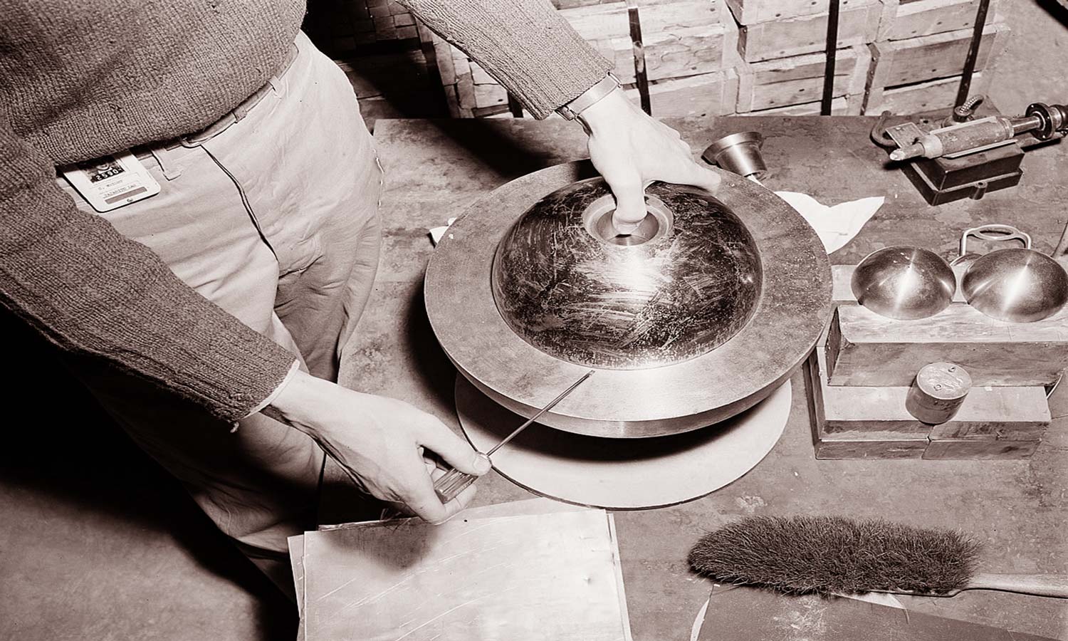 A reenactor performing Slotin's fatal error with demon core 