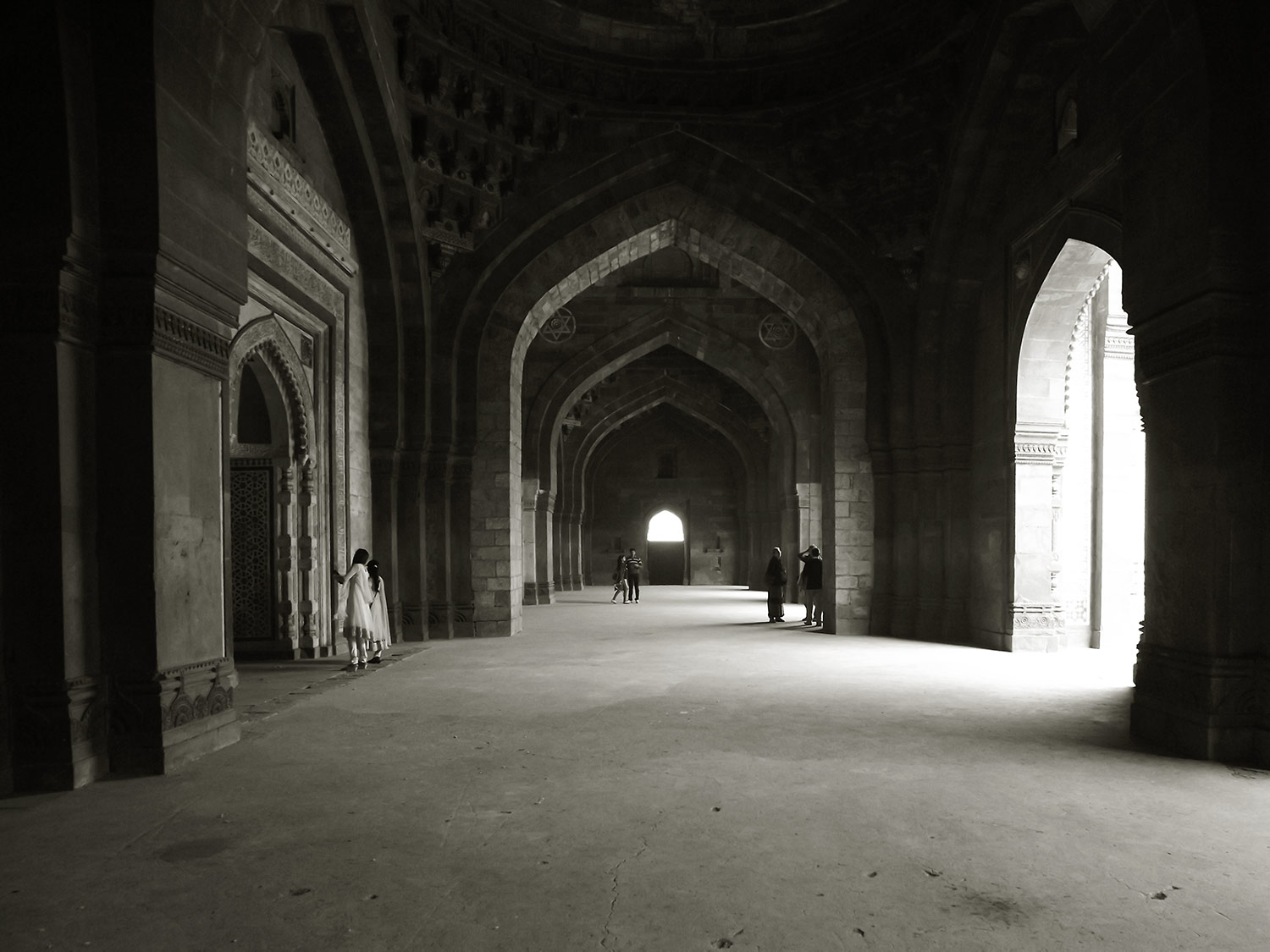 A Farbound.Net Photo showing a section of the interiors of the Qila-i-Kuhna mosque, inside the citadel of Dinpanah, New Delhi.