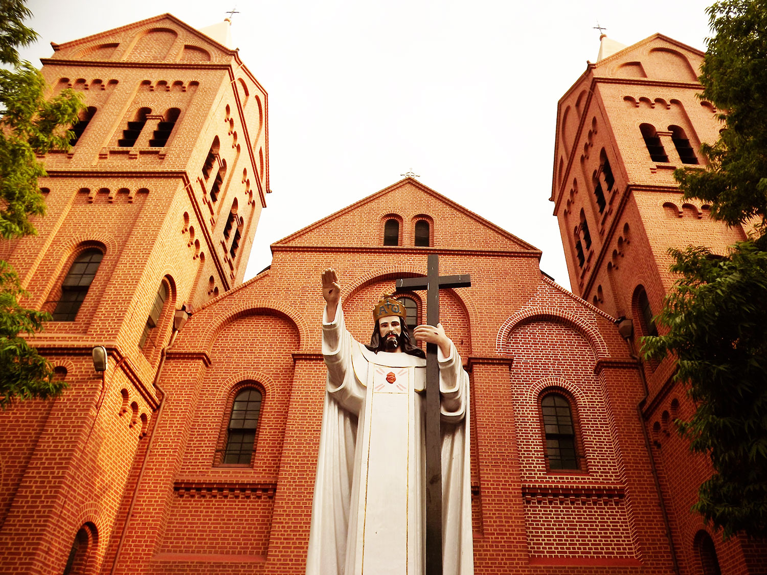 Image is a Farbound.Net photo showing a statue of Christ in front of the St. Mary's Cathedral, a church that was established in the early half of the 19th century by Belgian Jesuits.