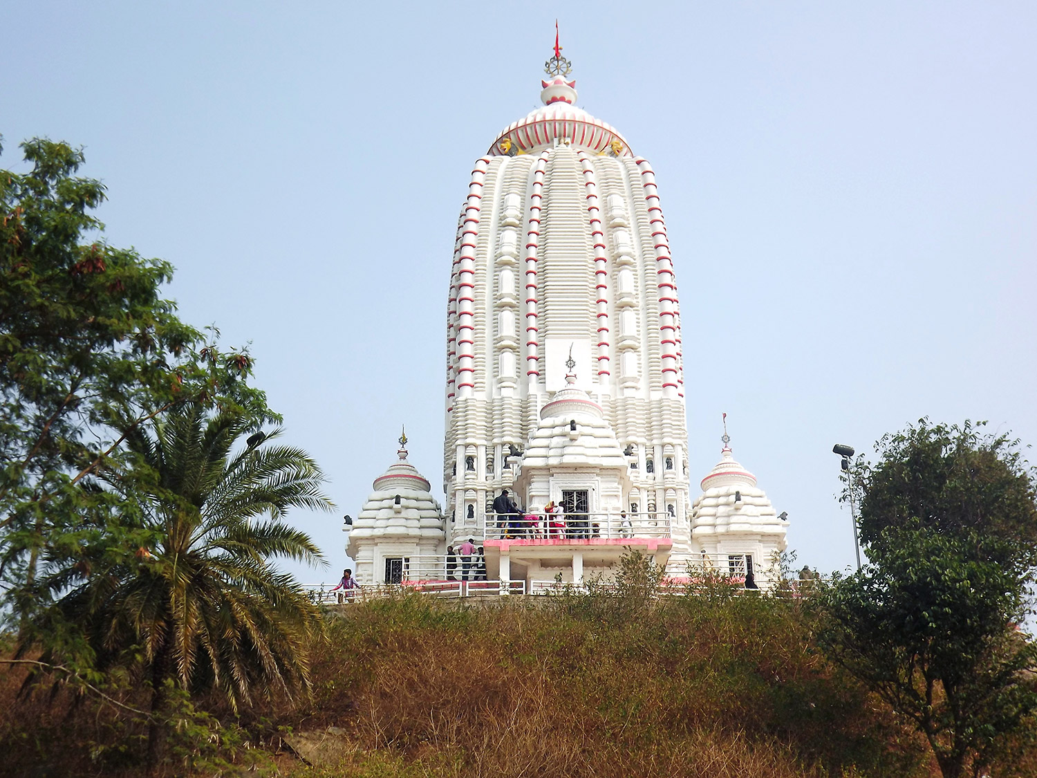 Image is a Farbound.Net photo showing the towering Deulas of the Jagannath temple in Ranch, Jharkhand. The temple is an authentic work of Kalingan architecture and modelled after the temple in Puri, Odisha.