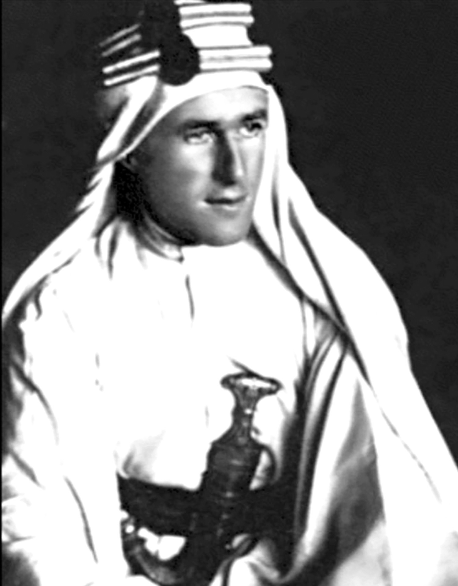 Public Domain Image: A vintage photo of Colonel T.E. Lawrence dressed in a Thawb, 1916-18.